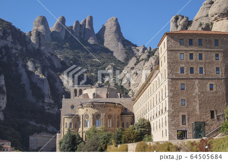 スペインの奇岩の山、モンセラット 64505684