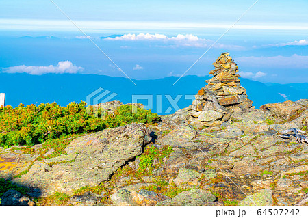 登山風景 ケルン 北岳 山梨県 の写真素材