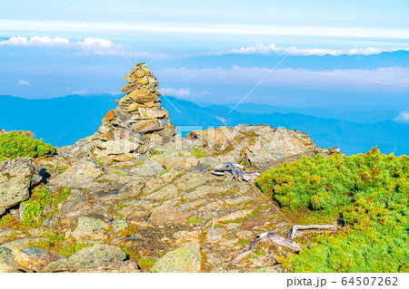 登山風景　ケルン　北岳　【山梨県】 64507262