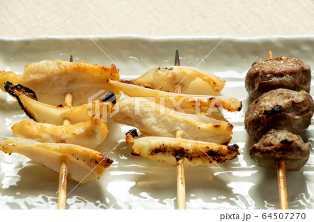 焼鳥(塩焼き)盛り合わせの、やげん軟骨串焼きを中心としたアップ。 焼鳥(塩焼き)盛り合わせの、やげん軟骨串焼きを中心としたアップ。 64507270