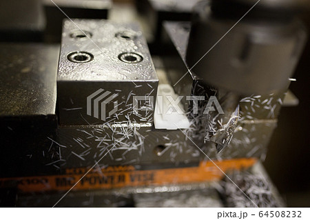 マシニングセンターで樹脂の側面を切削 64508232