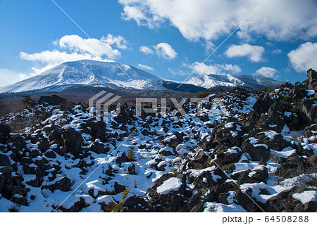 雪の浅間山 64508288