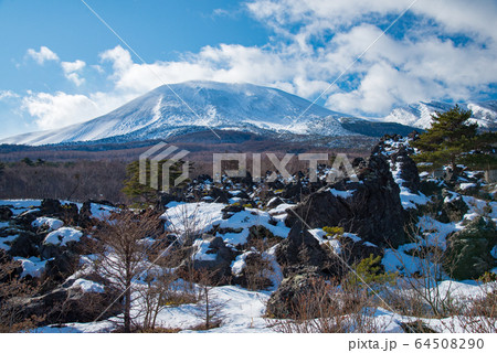 雪の浅間山 64508290