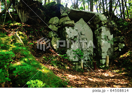 熊野古道　赤木越の鍋割（なべわれ）地蔵 64508614
