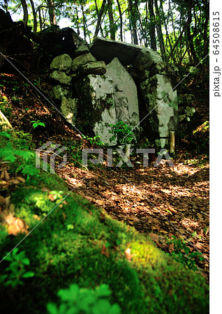 熊野古道　赤木越の鍋割（なべわれ）地蔵 64508615