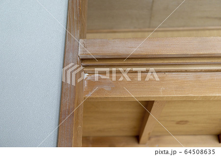 木造 古い和室 押し入れ 天井 白い粉 巾木 木枠 木 柱 取り合い の写真素材
