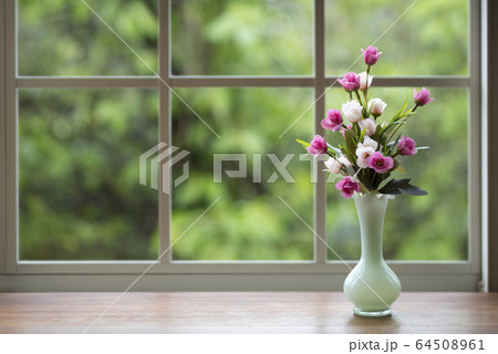 窓辺の風景 64508961