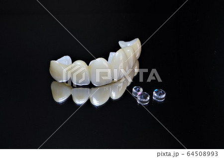 歯医者さんで綺麗な白いセラミックの歯にしてもらい笑顔で新年度を迎える 64508993