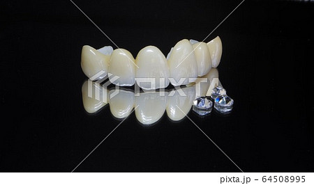 歯医者さんで綺麗な白いセラミックの歯にしてもらい笑顔で新年度を迎える 歯医者さんで綺麗な白いセラミックの歯にしてもらい笑顔で新年度を迎える 64508995
