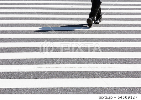 横断歩道　街角　ひと　歩行者 64509127