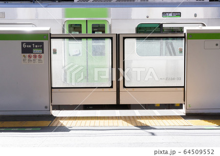 駅 ホーム 駅 ホーム 64509552