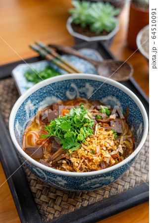 Rice noodles with spicy pork sauce (Nam ngiao) 64510091