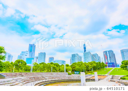 横浜のビル群と公園 アニメ風のイラスト素材