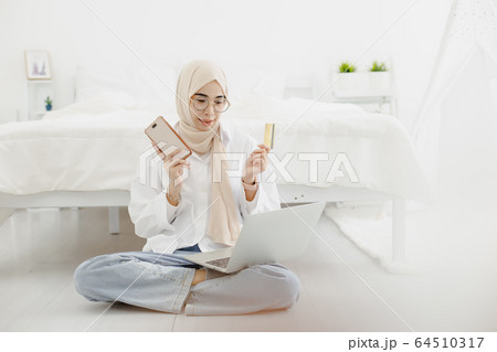 Young beautiful muslim women wearing hijab Online shopping concept. Young beautiful muslim women wearing hijab Online shopping concept. 64510317