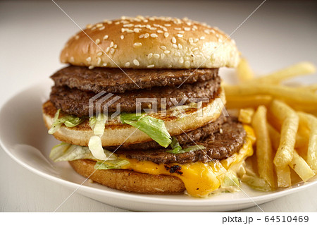 ハンバーガーとフライドポテトの写真素材 [64510469] - PIXTA