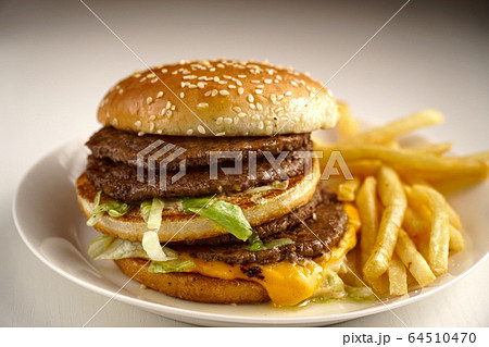 ハンバーガーとフライドポテトの写真素材 [64510470] - PIXTA