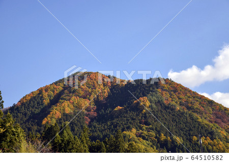 紅葉の山 64510582