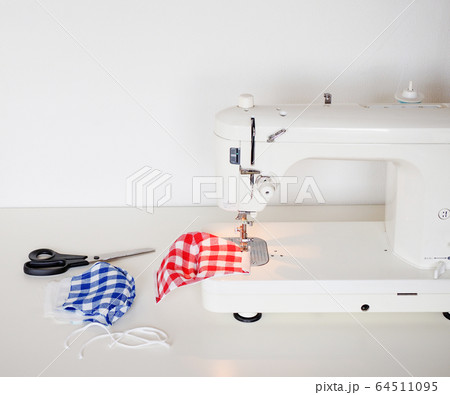 手作りマスクとミシン 手作りマスクとミシン 64511095