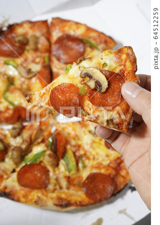 ピザを食べる ピザを食べる 64512259