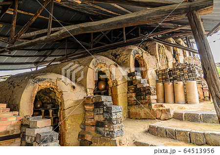 信楽焼の登り窯 64513956
