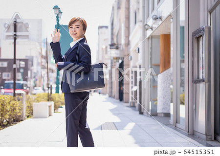 外回りする会社員 外回りする会社員 64515351