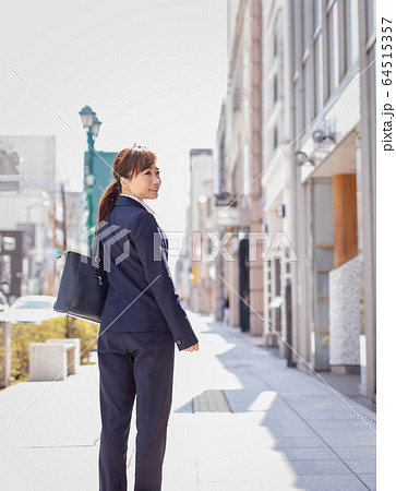 外回りする会社員 64515357