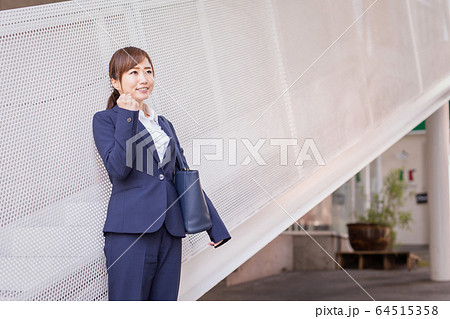 外回りする会社員 64515358