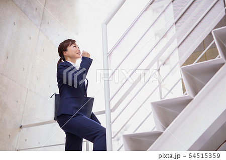 外回りする会社員 64515359