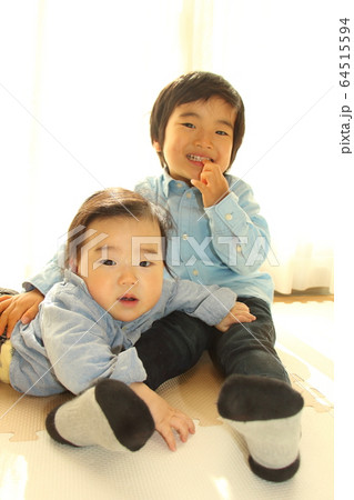 兄と弟 64515594