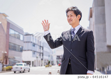 外回りする会社員 64516147