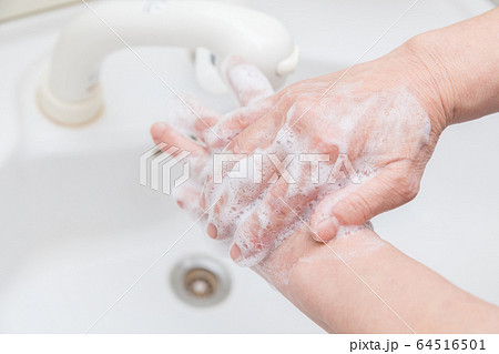 手を洗うシニア女性 64516501
