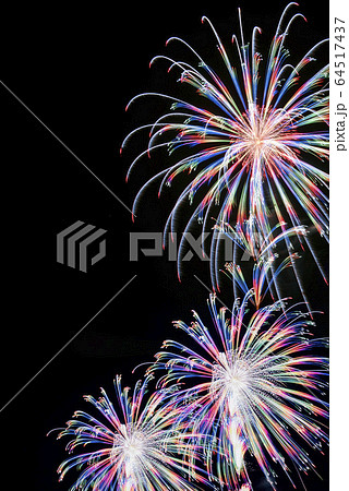 【夏イメージ】花火大会（コピースペースあり） 64517437
