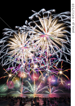 【夏イメージ】花火大会。文字を入れやすいように背景をボカした花火写真の素材。 【夏イメージ】花火大会。文字を入れやすいように背景をボカした花火写真の素材。 64517539