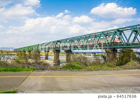 愛知県 木曽川サイクリングロードとjr東海道線の写真素材