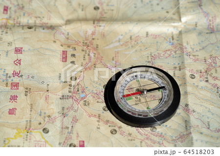 山地図と方位磁石 64518203