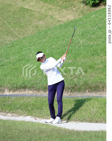 ラフからアプローチを打つ女性 イメージ ラフからアプローチを打つ女性 イメージ 64518962