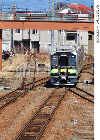 春の北海道余市町JR余市駅を発着する普通列車の風景を撮影 64519105
