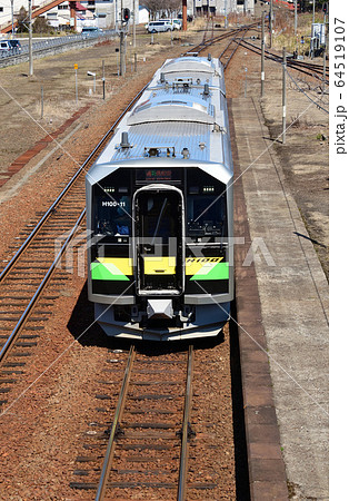 春の北海道余市町JR余市駅を発着する普通列車の風景を撮影 64519107