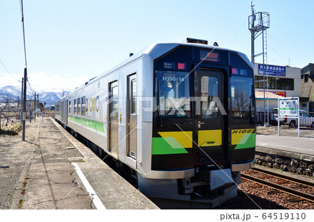 春の北海道余市町JR余市駅を発着する普通列車の風景を撮影 春の北海道余市町JR余市駅を発着する普通列車の風景を撮影 64519110
