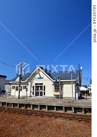 春の北海道小樽市JR蘭島駅の風景を撮影 64520795