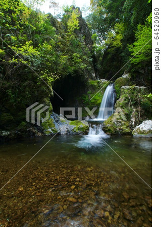 崩ノ川滝 和歌山県東牟婁郡古座川町 崩ノ川滝 和歌山県東牟婁郡古座川町 64520960