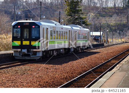 春の北海道小樽市JR蘭島駅を発着する普通列車の風景を撮影 64521165