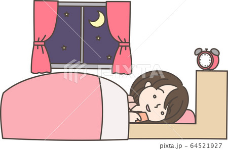 寝る前にスマホをいじる女性 64521927