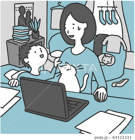 散らかった部屋で在宅勤務をする子育て中の女性（子、猫） 64522333