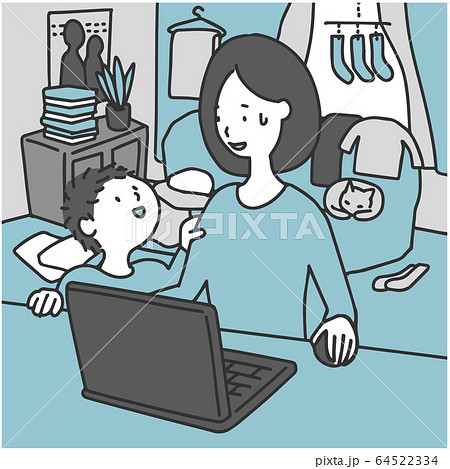 散らかった部屋で在宅勤務をする子育て中の女性 64522334
