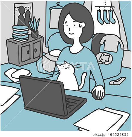 散らかった部屋で在宅勤務をする女性 64522335