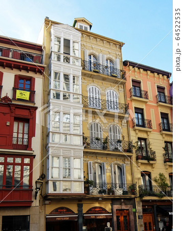 旧市街の町並み　ビルバオ（スペイン） 64522535