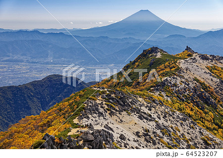 南アルプス・鳳凰三山・観音岳から見る富士山と薬師岳 64523207