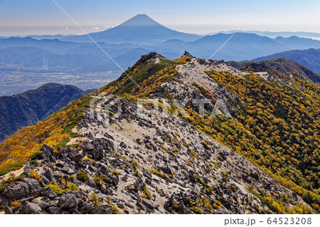 南アルプス・鳳凰三山・観音岳から見る富士山と薬師岳 南アルプス・鳳凰三山・観音岳から見る富士山と薬師岳 64523208