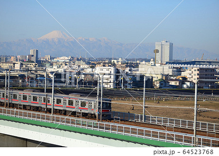 多摩川から見た富士山と東急線の写真素材 [64523768] - PIXTA